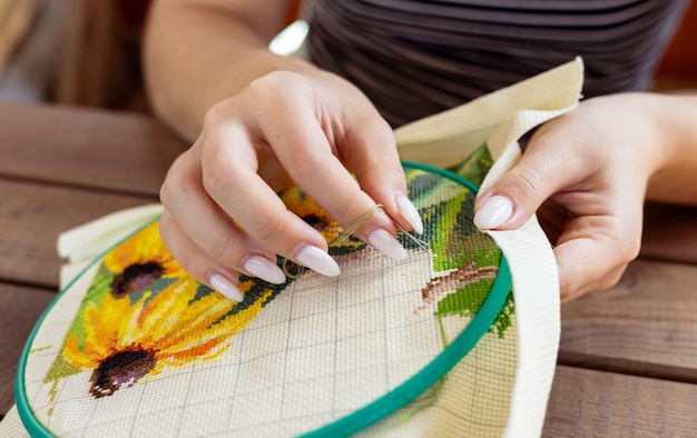 Manos bordando un motivo floral